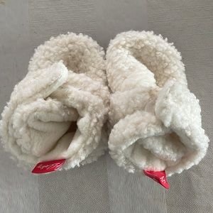 White fuzzy baby shoes. Size 6-12 months.